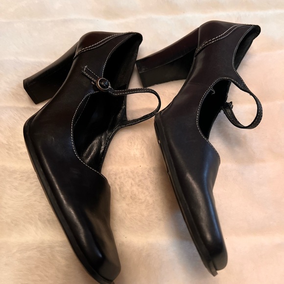 🖤🖤PRICE DROP 🖤🖤 Black Bandolino pumps with feminine buckle - Picture 4 of 6